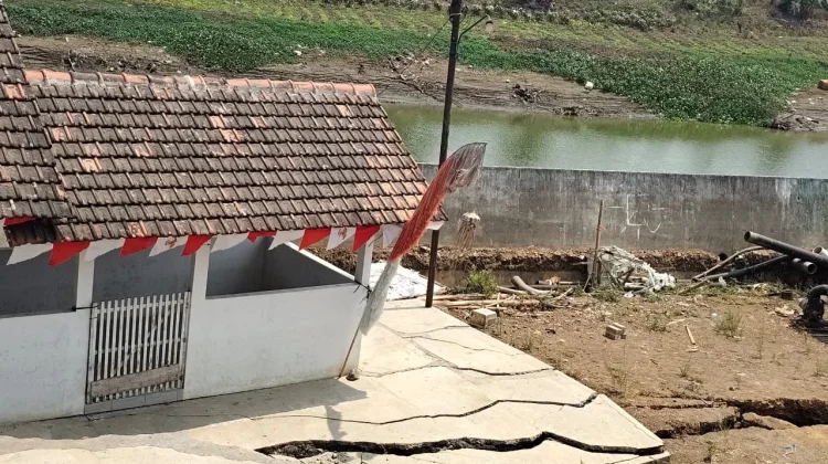 Tanggul Silugonggo Retak 50 Meter, Aktivitas Pertanian Warga Pati Terancam