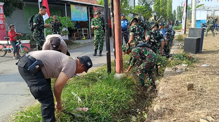 HUT ke-76 Kodam IV/Diponegoro, Tim Gabungan Bersihkan Wilayah Rawan Banjir di Batang
