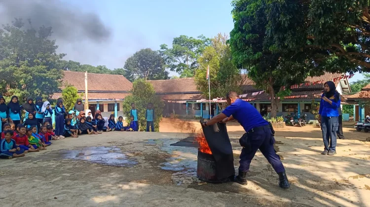 Damkar Kendal Latih Siswa SD Jadi Agen Pencegahan Kebakaran di Rumah