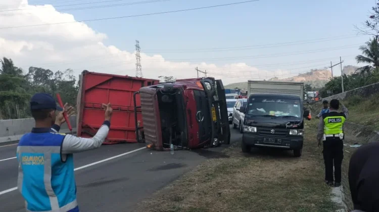 Rem Diduga Bermasalah, Truk Bermuatan Biji Plastik Terguling di Tol Semarang-Solo