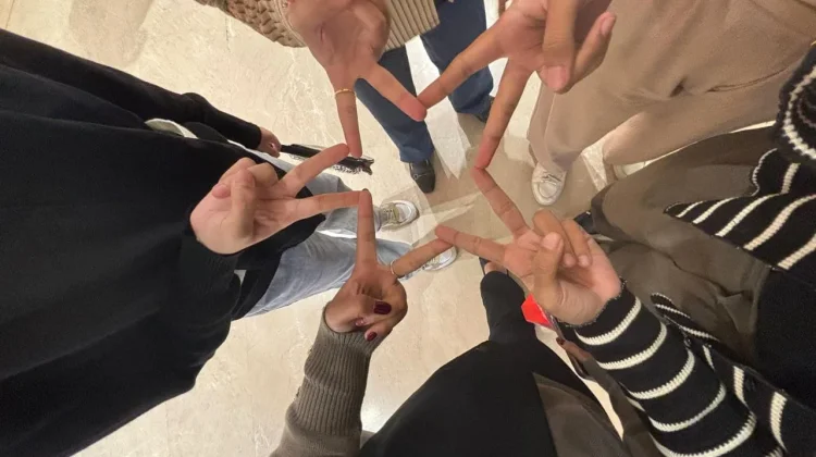 Kenapa Dua Jari Jadi Pose Andalan saat Difoto?