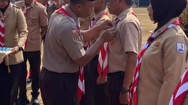 Tunjukkan Kesetiaan, Tujuh Pembina Pramuka di Batang Raih Lencana Pancawarsa
