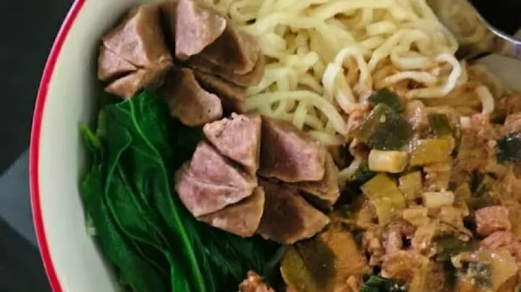 Nikmatnya Mie Ayam Bakso Komplit dengan Sayuran