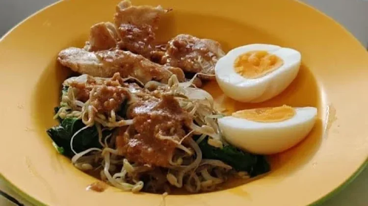 Gorengan dan Telur Rebus Menjadi Teman Pecel Nikmat