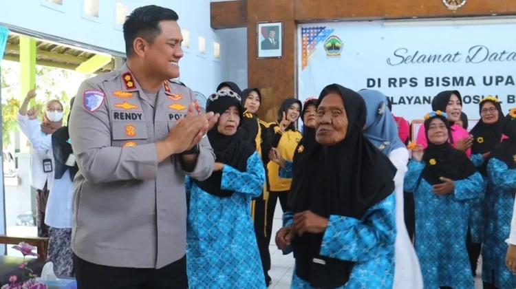 Baksos, Polwan Polres Pemalang dan Bhayangkari Hibur Lansia di Panti