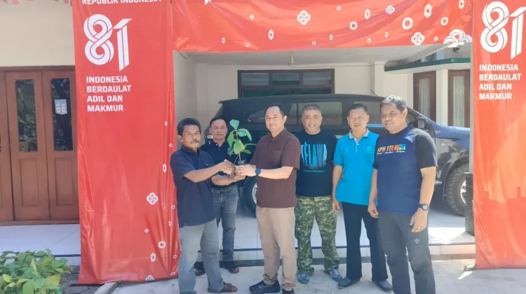 Perhutani Telawa Dorong Penghijauan, 135 Plances Bibit Jati Dibagikan