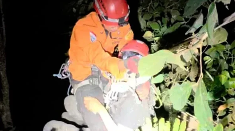 Tim SAR Evakuasi Pecinta Reptil yang Jatuh ke Jurang Lawe Benowo