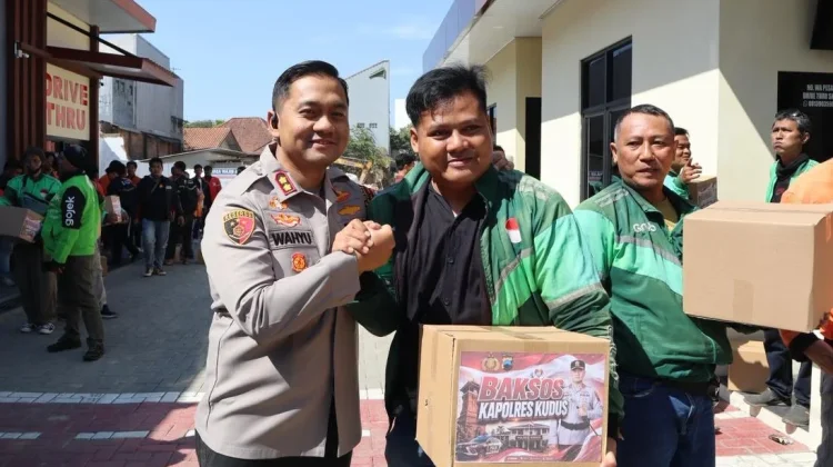 Polres Kudus Salurkan Bantuan Paket Sembako Kepada 350 Ojol