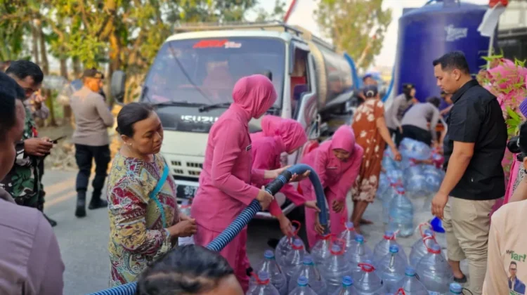 Polres Kudus Salurkan Bantuan Air Bersih ke Desa Glagahwaru