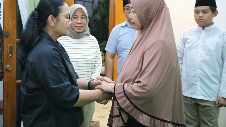 Takziah ke Rumah Duka, Agustina Dampingi Keluarga Korban Kebakaran Banyumanik