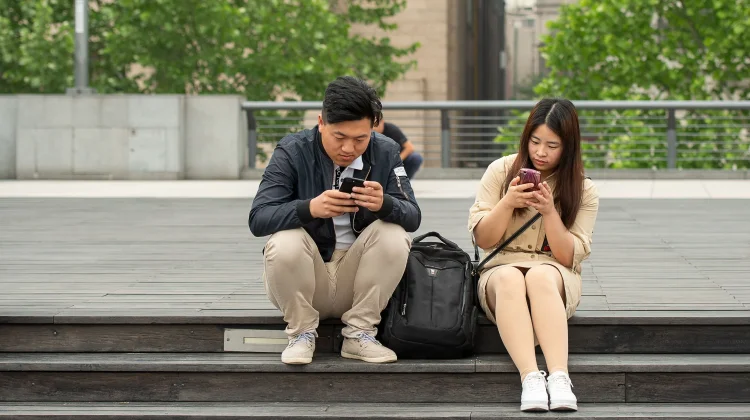 Banyak Orang Tak Bisa Lepas Dari Handphone, Mengapa?