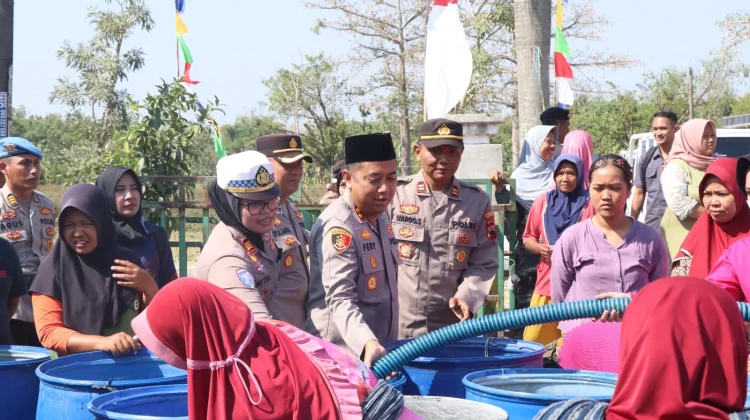 Kekeringan Melanda, Polres Rembang Distribusikan 100 Ribu Liter Air Bersih