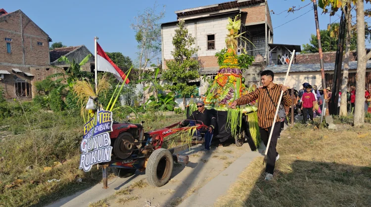 Jalan Sehat Berbalut Tradisi, Warga Tireman Rembang Arak Gunungan Hasil Bumi