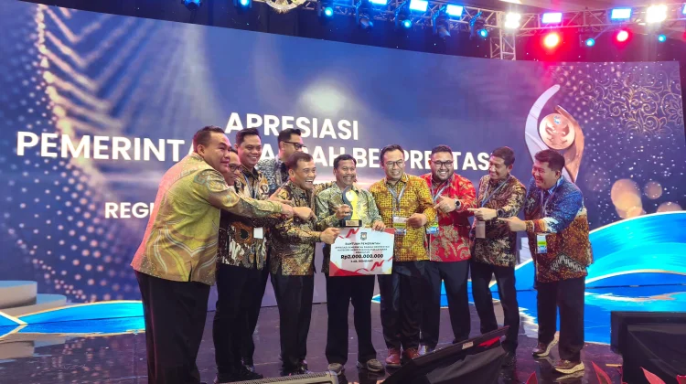 Terbaik se-Jawa dan Bali, Rembang Terima Penghargaan Layanan Kesehatan