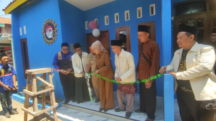 Jemaah Thoriqoh Shiddiqiyyah Kendal Bantu Bangun Dua Rumah Layak Huni