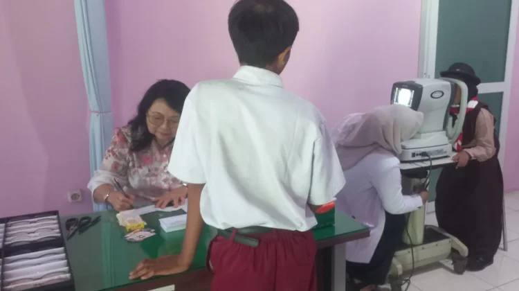 Skrining Mata, Rotary Siap Bantu Kebutuhan Kacamata Bagi Ratusan Siswa SD di Kudus