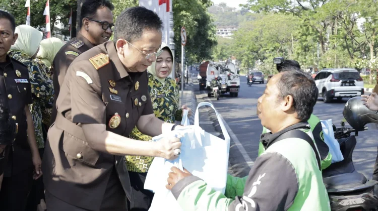 Bagi Beras-Bedah Asrama Tunanetra, Kejati Jateng Penuhi Kebutuhan Warga di HUT ke-81