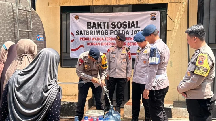 Brimob Polda Jateng Serentak Salurkan Air Bersih bagi Warga Terdampak Kekeringan