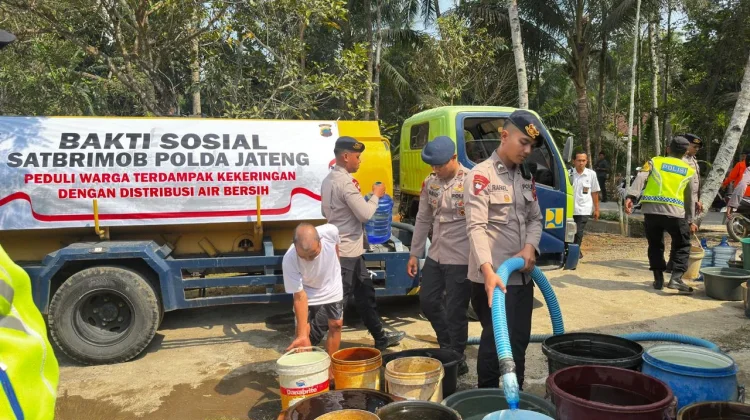 Brimob Polda Jateng Serentak Salurkan Air Bersih bagi Warga Terdampak Kekeringan