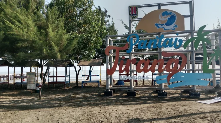 Pantai Tirang, Ketika Pesona Pesisir Bertemu Kepedulian Lingkungan