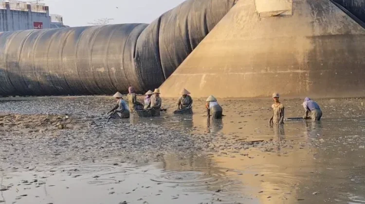 Viral Sungai Silugonggo Kering, Pemburu Ikan dari Luar Daerah Berdatangan