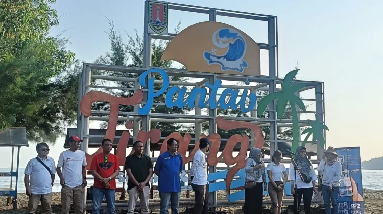 Aksi Bersih Pantai Tirang, RRI Semarang Dorong Penanganan Sampah Lebih Baik
