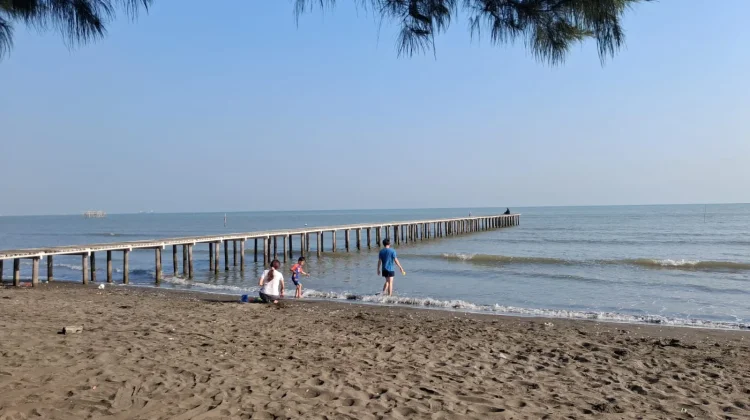 Kebersihan Terjaga, Pantai Tirang Semarang Jadi Pilihan Wisatawan