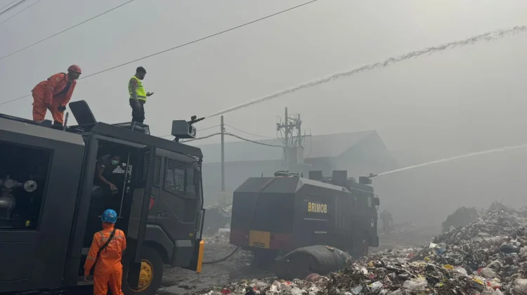 Kebakaran TPA Putri Cempo, Polri Kerahkan Helikopter dan Water Cannon