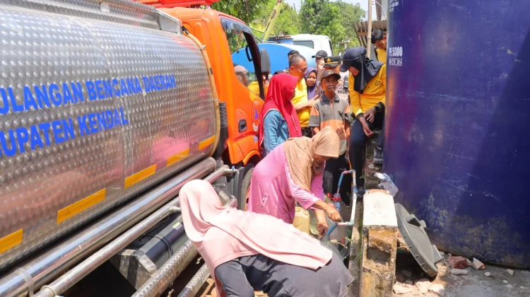 Polres Kendal Bantuan Air Bersih 13 Ribu Liter ke Desa Sidokumpul