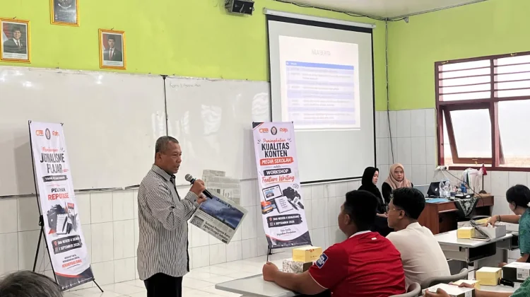 Dosen FISIP Undip Latih Jurnalistik Siswa SMA 4 Semarang