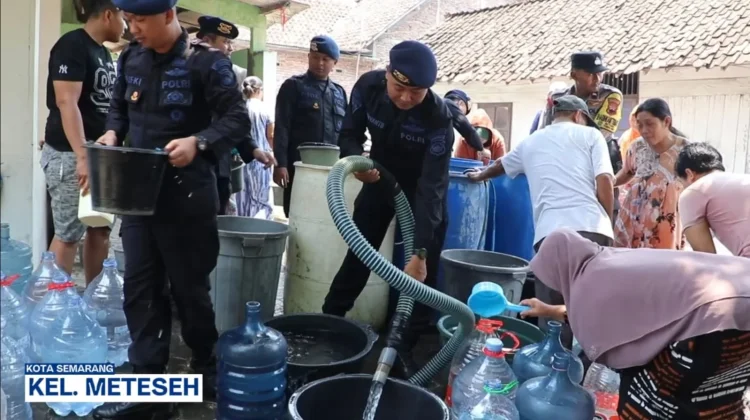 Sat Brimob Polda Jateng Dropping Air Bersih ke Warga Tembalang
