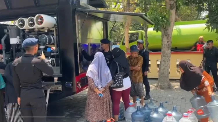 Sat Brimob Polda Jateng Dropping Air Bersih ke Warga Tembalang