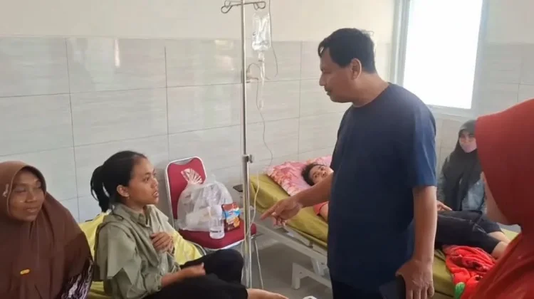 Bupati Rembang Jenguk Siswa yang Diduga Keracunan MBG