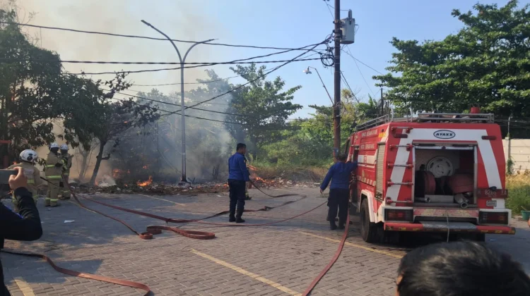 Kebakaran Lahan Kosong Belakang Griya Karya Tawang, KAI Pastikan Pelayanan Normal
