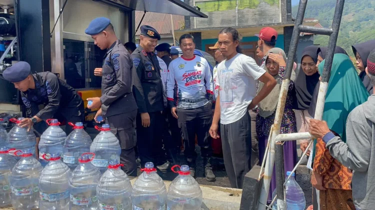 Kekeringan Meluas, Brimob Polda Jateng Salurkan Bantuan Air Bersih ke Tujuh Daerah