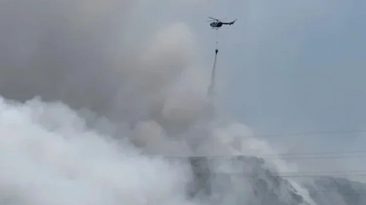 Api TPA Putri Cempo Mulai Berkurang, Water Bombing Tetap Dilanjutkan