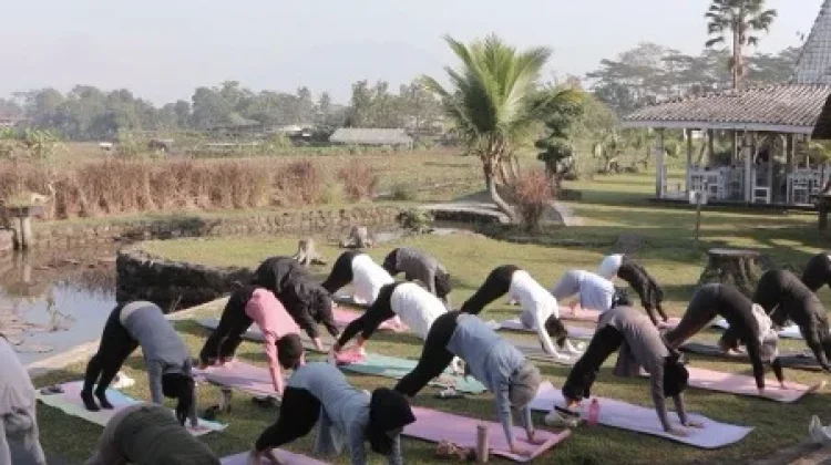 Tetap Lentur di Usia Senja, Yoga Menjadi Ruang untuk Menjaga Tubuh