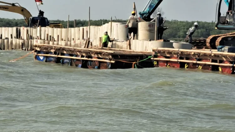 Atasi Keterbatasan Akses Darat, USM Kembangkan Platform Apung di Demak
