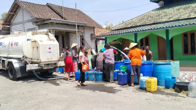 Kekeringan, PMI Rembang Salurkan 415 Ribu Liter Air Bersih ke Sejumlah Wilayah