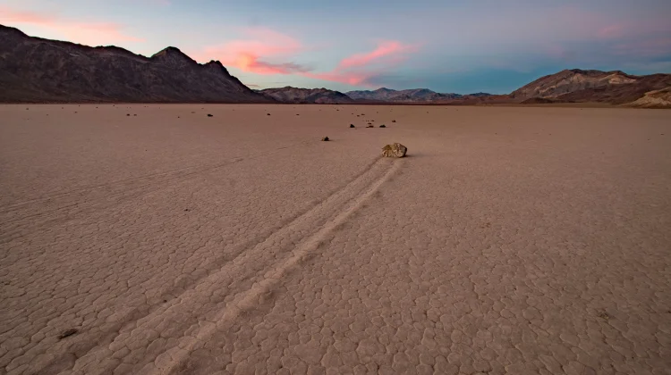 Fenomena Alam yang Misterius Batu Berjalan di Death Valley