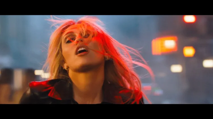 Miley Cyrus Hadirkan “Bass Persuades”, Gabungkan Dance-pop dan Nuansa 80-an