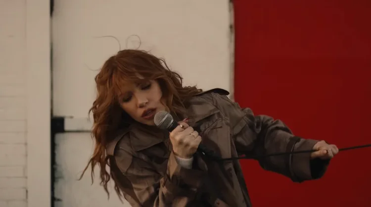 Carly Rae Jepsen Siapkan Album “Day and Night”, Hadirkan 24 Lagu