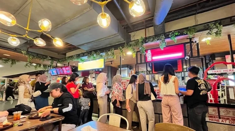 Ketika Antrean Panjang Menyimpan Cerita dan Kebanggaan