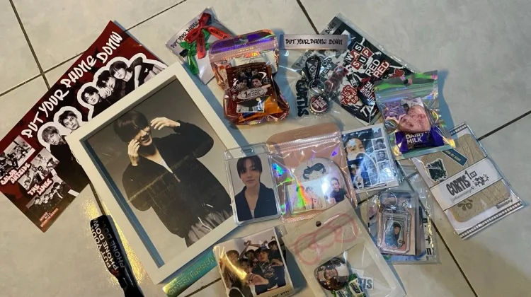 Freebies K-Pop, Bentuk Kecil dari Kebiasaan Antar Penggemar