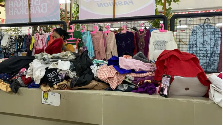 Thrifting Memiliki Cerita di Setiap Pakaiannya