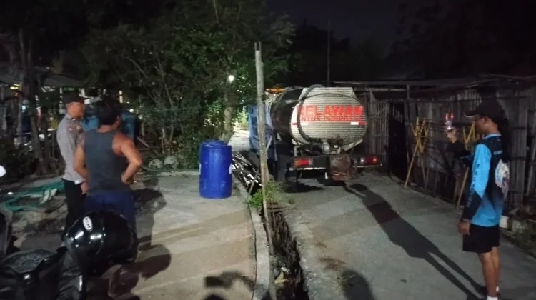 Krisis Air Bersih di Pati, Polsek Gabus Kirim Tiga Tangki Air ke Sambirejo
