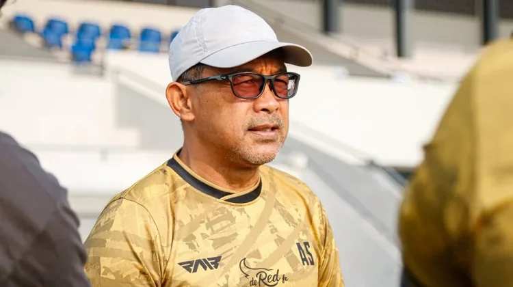 De Red FC Siap Tempur, Aji Santoso Bidik Kemenangan di Laga Perdana