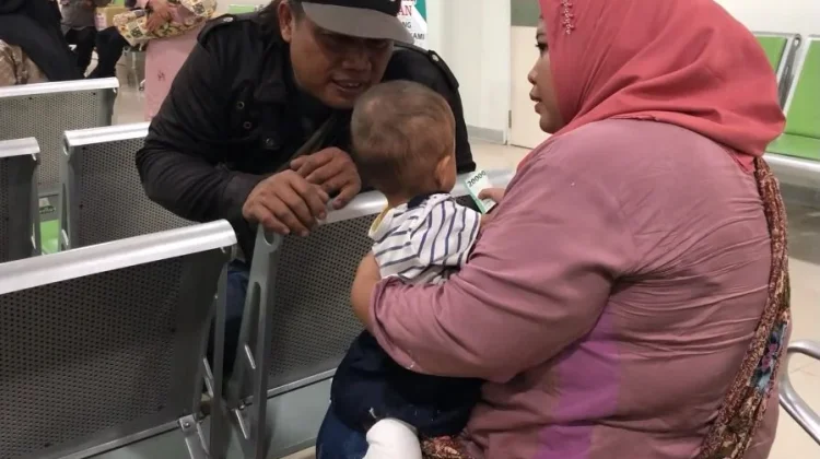 Polda Jateng Peduli CTEV, Ayah di Demak Ingin Putrinya Sembuh dari Kaki Pengkor
