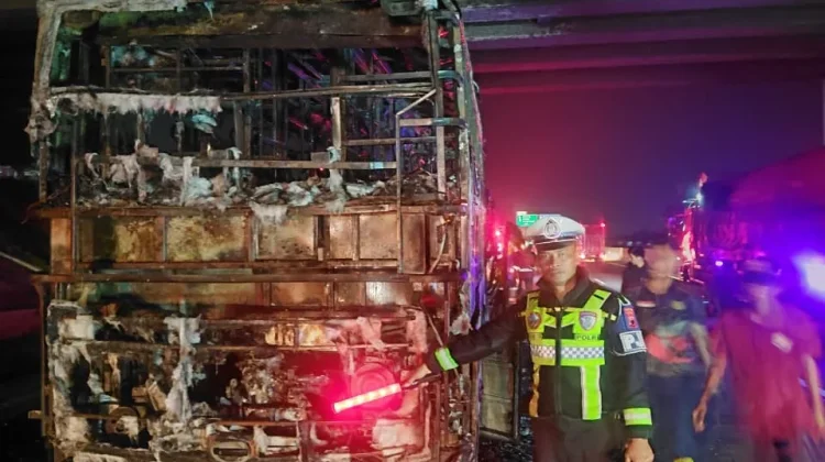 Bus PO Tunas Muda Ludes Terbakar di Tol Batang-Semarang