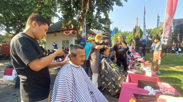 Barber Profesional Kudus Kumpul, Gelar Cukur Gratis “Lungguh Anteng Mulih Ganteng”